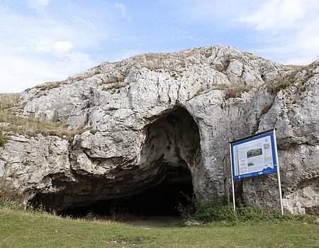 La caverna Große Ofnethöhle sul Riegelberg lungo il sentiero “Schäferweg”