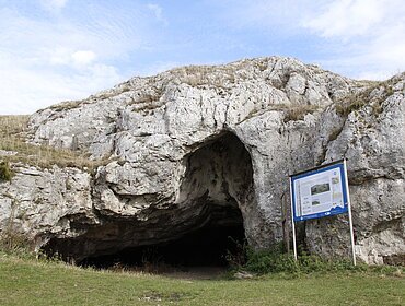 La caverna Große Ofnethöhle sul Riegelberg lungo il sentiero “Schäferweg”