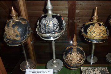Militärische Kopfbedeckungen im Heimatmuseum in Wemding