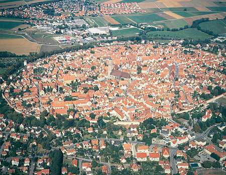 L’antica “libera città imperiale” di Nördlingen con la cinta muraria interamente conservata e percorribile