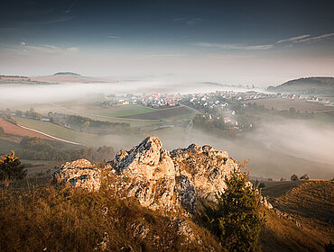 Gruppo roccioso Rollenbergfelsen con la nebbia