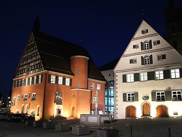 Piazza del mercato e Municipio di Bopfingen di notte