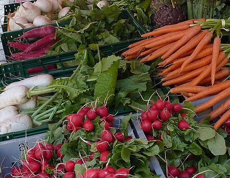 Mercato settimanale di frutta e verdura a Nördlingen